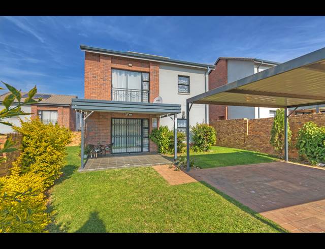 3 BEDROOM HOUSE FOR SALE IN COSMO CITY